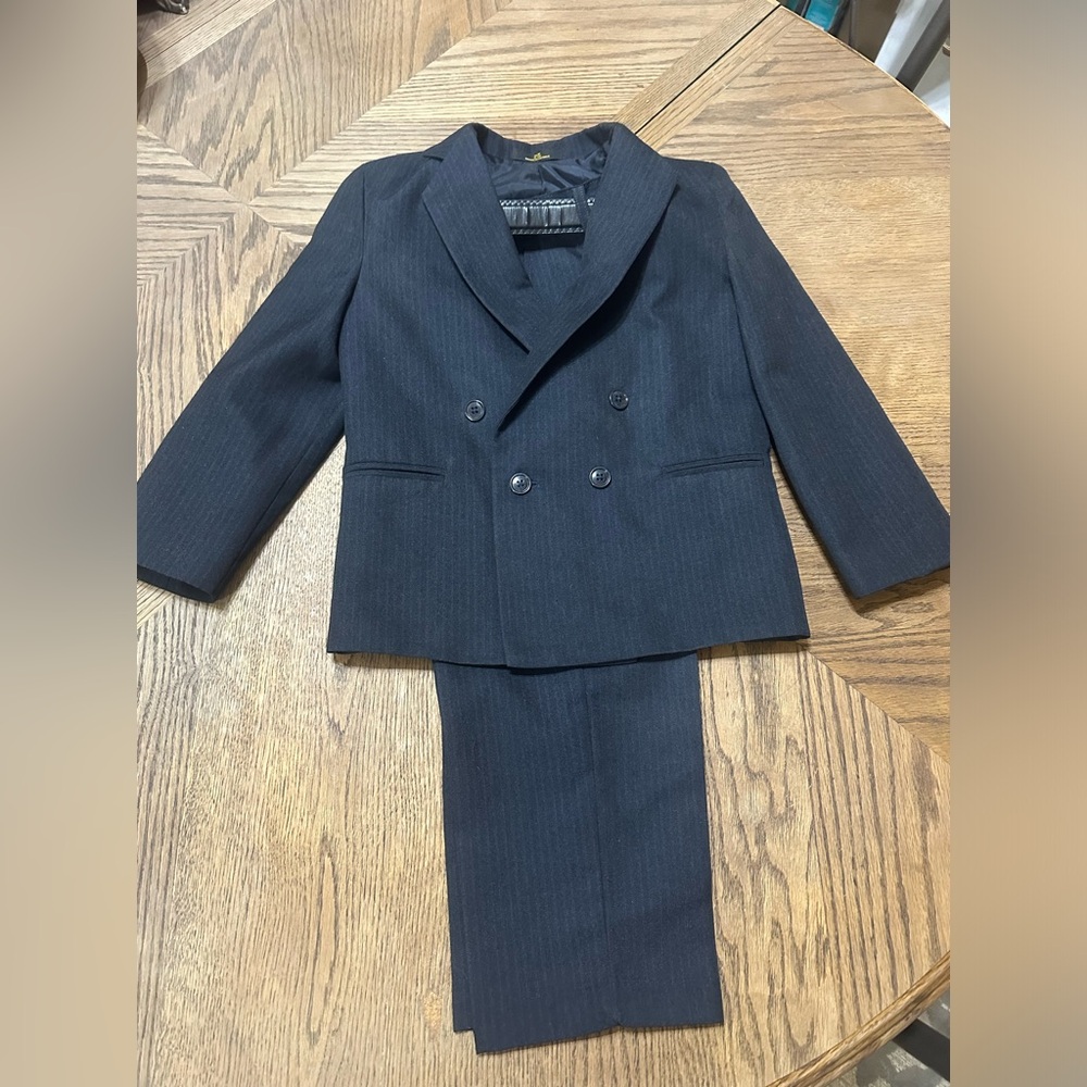 Boys Sz 7 Navy Blue pinstriped suit with belt. Great used condition. Super Cute!